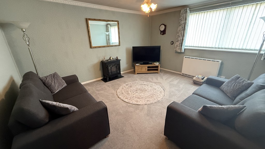 Lot: 87 - VACANT TWO-BEDROOM GROUND FLOOR FLAT IN CONVENIENT RESIDENTIAL LOCATION - Internal view of living room